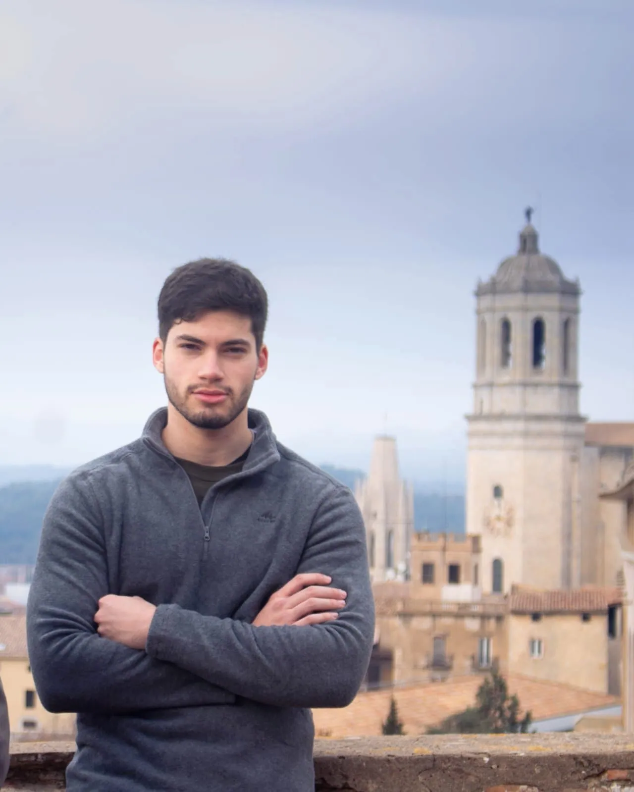 Gabriel Sena, fundador da Sena Wave, de braços cruzados em um mirante
